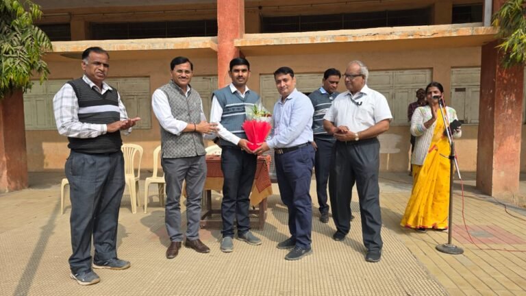 न्यू इंग्लिश हायस्कूल, अकोलाचे शिक्षक शशिकांत बांगर यांना विदर्भात प्रथम, राज्यात द्वितीय क्रमांकाचा मान